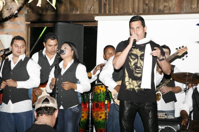 Hebert Vargas, Cautiva con su Canto